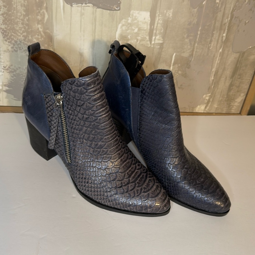 Donald J. Pliner Edyn 6.5M Metallic Navy Snakeskin Booties